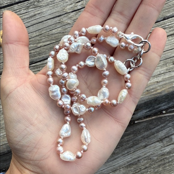 Elegant Pearl Necklace - Picture 6 of 8